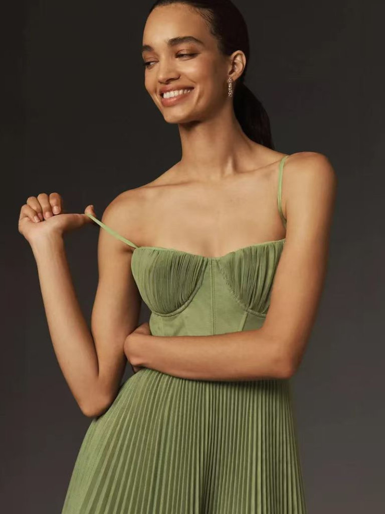 Plissiertes Midikleid für Damen mit Spaghettiträgern und hoch-tiefem Saum