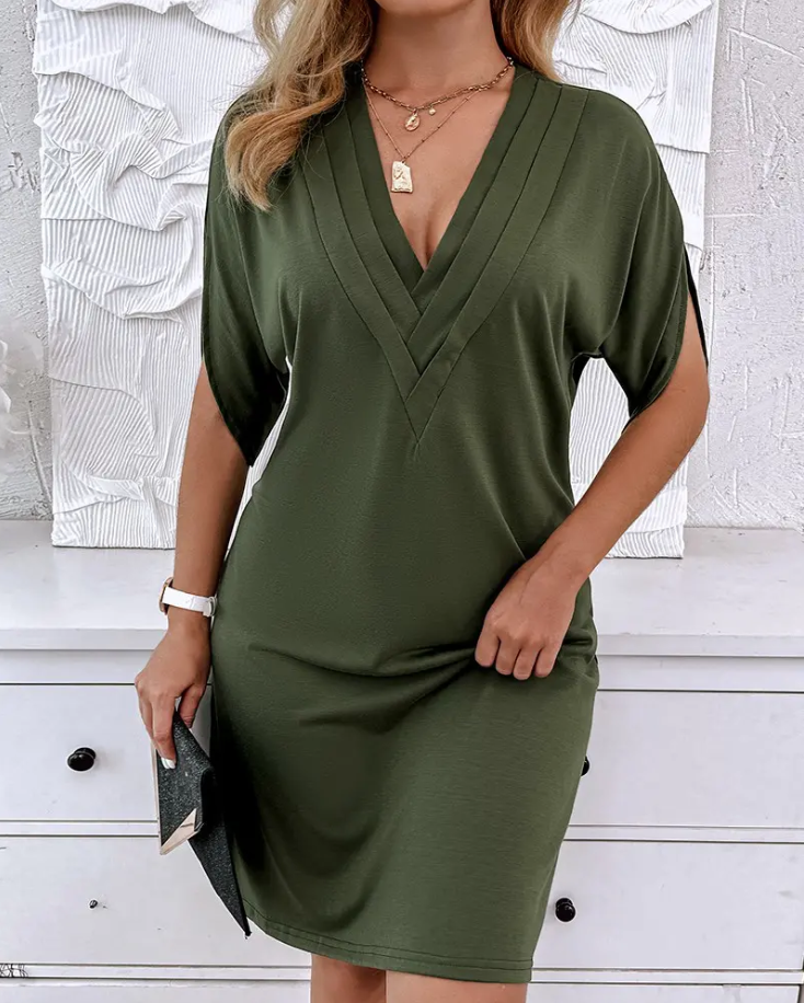 Kurzärmeliges Kleid mit V-Ausschnitt für die warmen Jahreszeiten