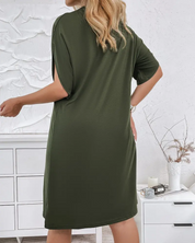 Kurzärmeliges Kleid mit V-Ausschnitt für die warmen Jahreszeiten