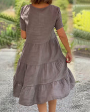 Kurzärmeliges gestuftes Sommerkleid für Frauen mit V-Ausschnitt