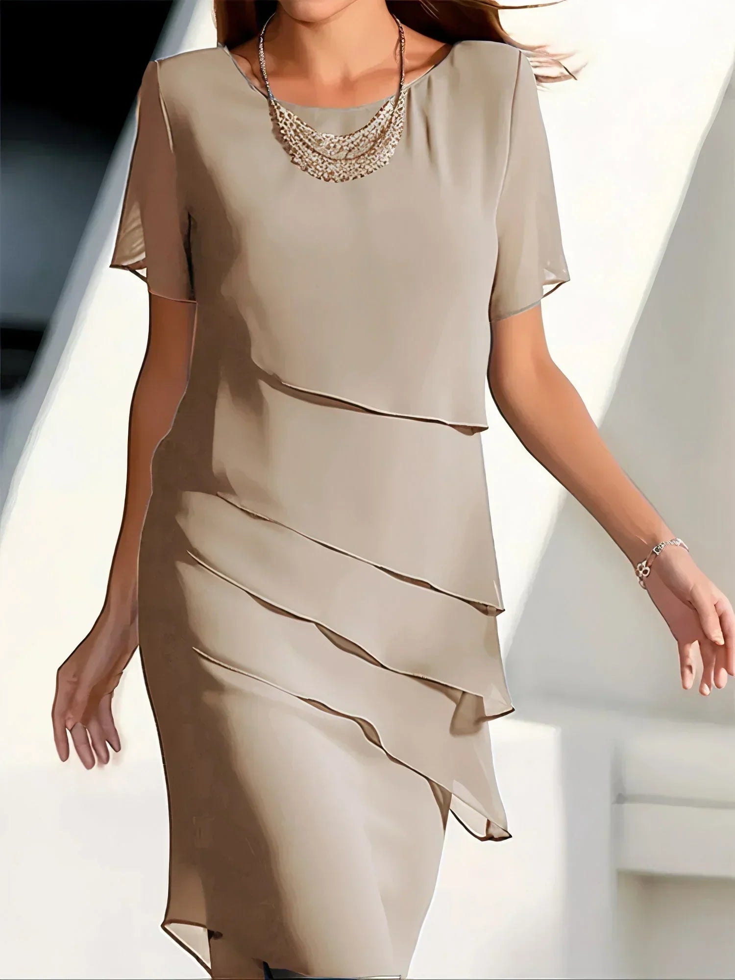 Lagen-Cocktailkleid für Frauen mit kurzen Ärmeln