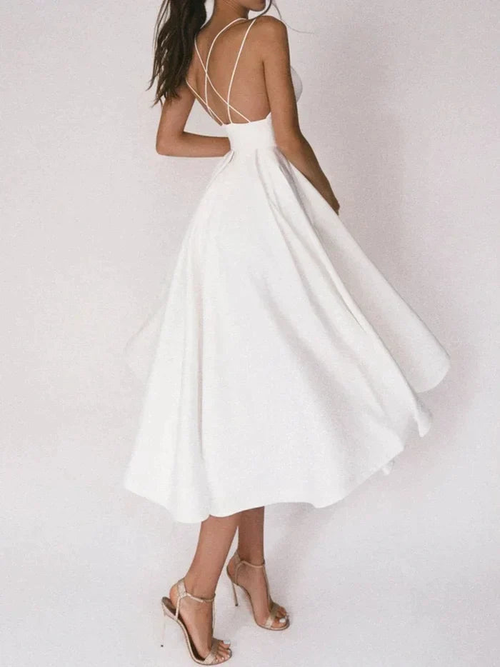 Lässiges Damenkleid mit V-Ausschnitt und legerer Passform mit halbem Oberschenkel