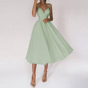 Lässiges Damenkleid mit V-Ausschnitt und legerer Passform mit halbem Oberschenkel