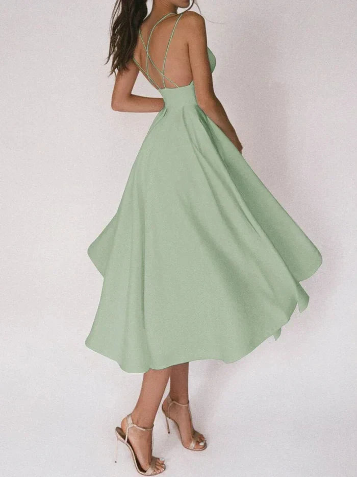 Lässiges Damenkleid mit V-Ausschnitt und legerer Passform mit halbem Oberschenkel
