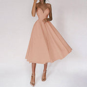 Lässiges Damenkleid mit V-Ausschnitt und legerer Passform mit halbem Oberschenkel