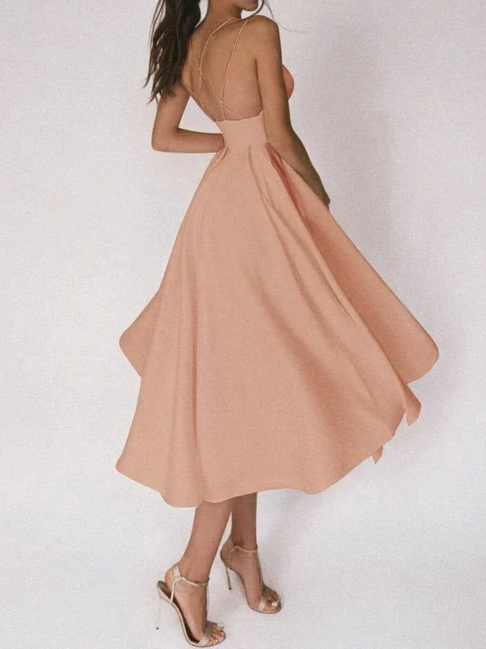 Lässiges Damenkleid mit V-Ausschnitt und legerer Passform mit halbem Oberschenkel
