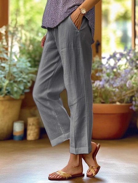 Locker sitzende Freizeithose für Damen mit spitz zulaufendem Bein und Taschen