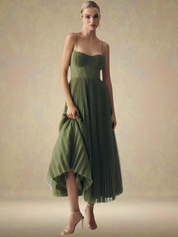 Plissiertes Midikleid für Damen mit Spaghettiträgern und hoch-tiefem Saum