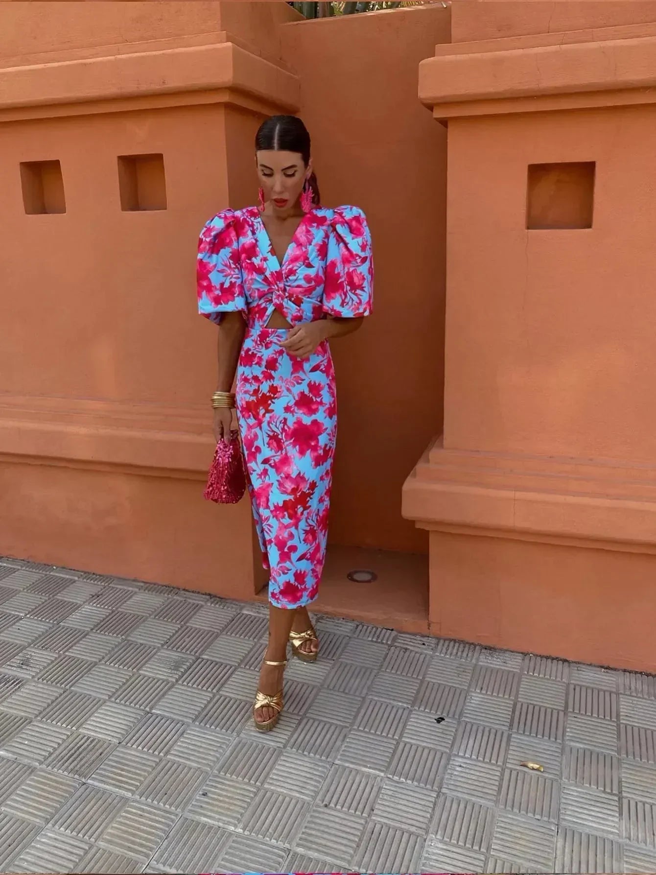 Midi-Kleid für Damen mit Puffärmeln, figurbetontem Schnitt und gedrehter Taille