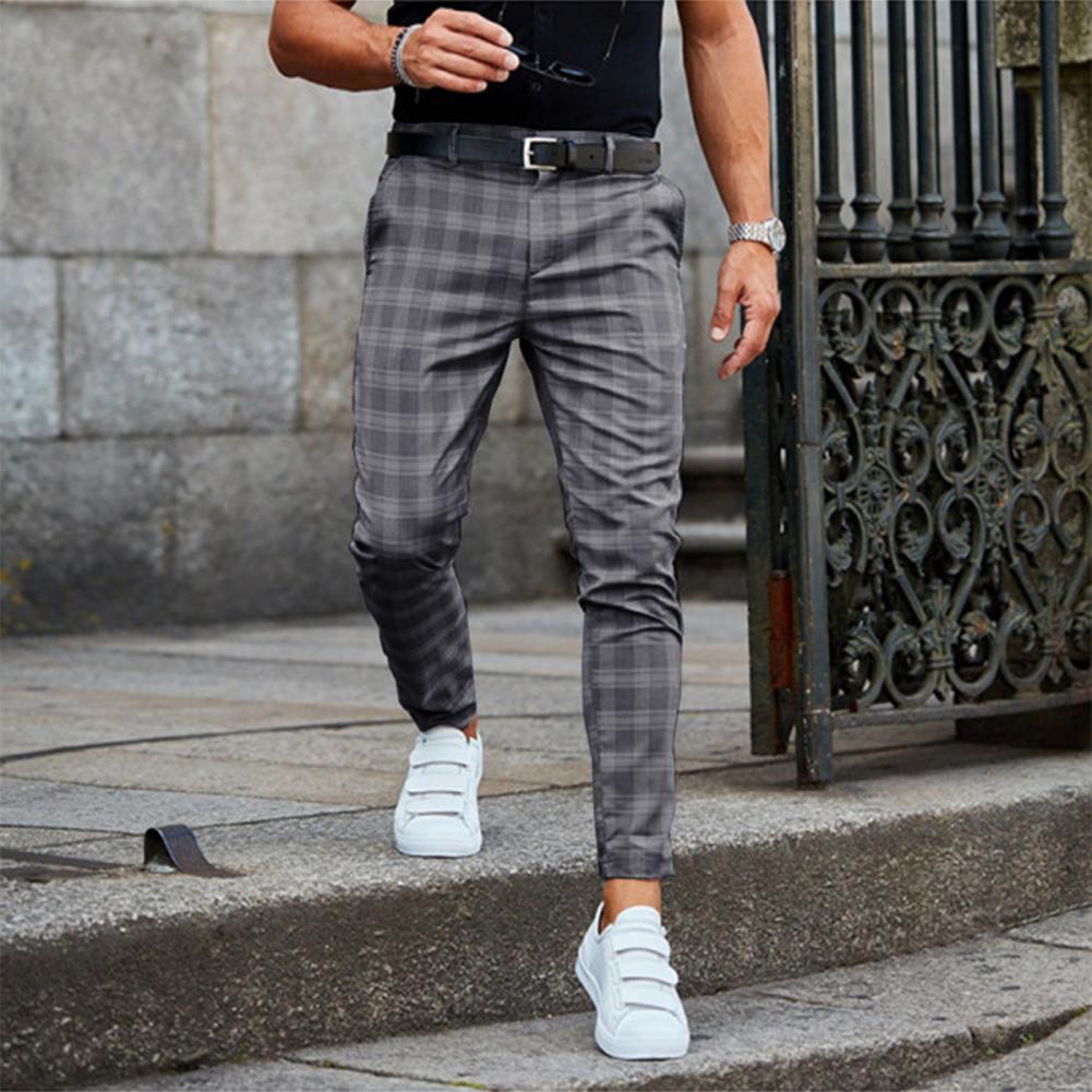 Schmal geschnittene, karierte Herren-Chinohose mit Taschen und Gürtelschlaufen