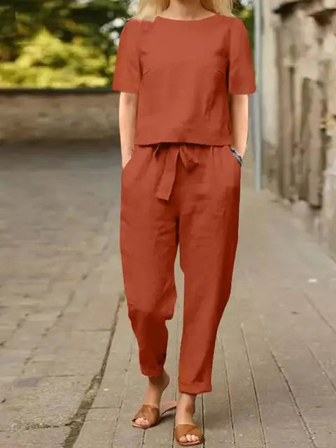 Zweiteiliges Damenset mit Bluse und Gürtelhose
