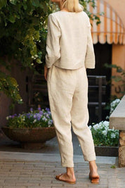 Zweiteiliges Damenset mit Bluse und Gürtelhose