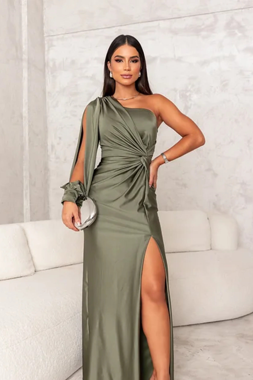Satin-Maxikleid für Damen mit einem Träger und hohem Seitenschlitz
