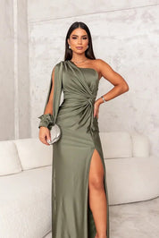 Satin-Maxikleid für Damen mit einem Träger und hohem Seitenschlitz