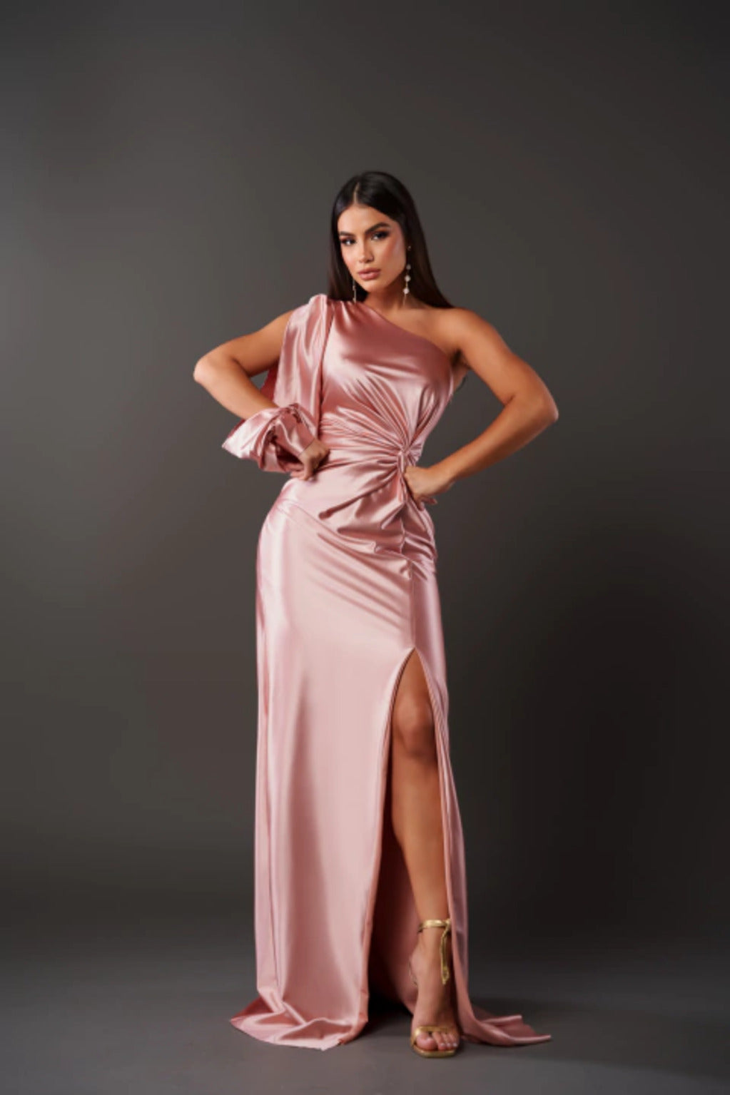 Satin-Maxikleid für Damen mit einem Träger und hohem Seitenschlitz