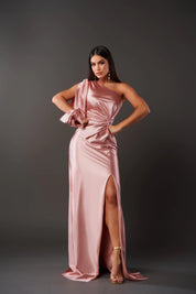 Satin-Maxikleid für Damen mit einem Träger und hohem Seitenschlitz