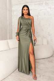 Satin-Maxikleid für Damen mit einem Träger und hohem Seitenschlitz