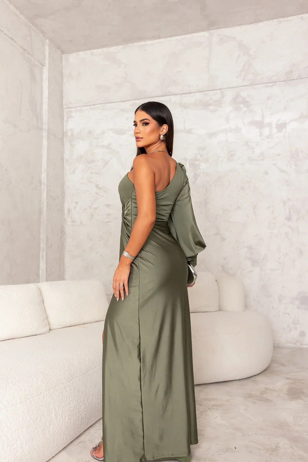 Satin-Maxikleid für Damen mit einem Träger und hohem Seitenschlitz